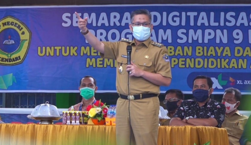 Walikota Kendari Sulkarnain Kadir, saat menghadiri program berbagi di SMPN 9 Kendari, (Foto: Riswan/SULTRAKINI.COM)