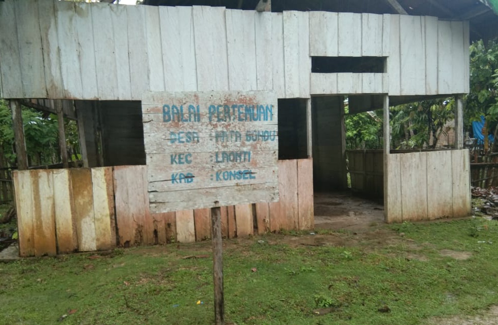 Kondisi memprihatinkan Balai Pertemuan Desa Mata Bondu (Foto: Afdal/SULTRAKINI.COM)