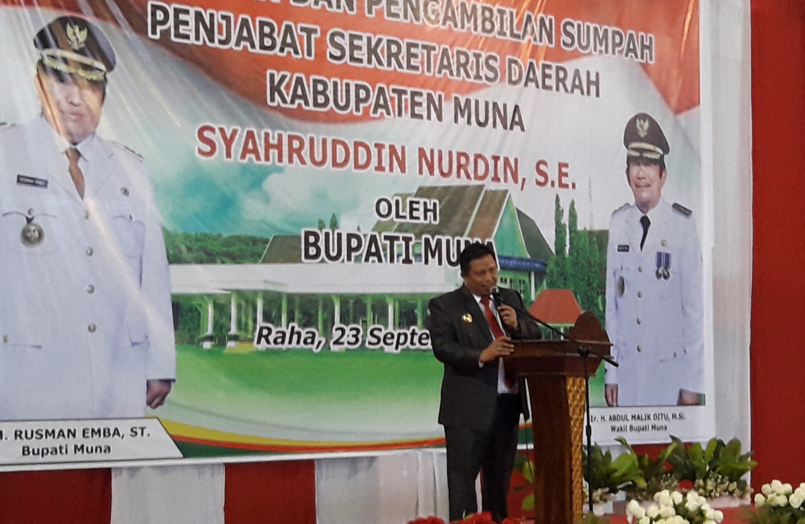 Bupati Muna LM Rusman Emba saat memberikan sambutan dipelantikan pejabat Sekda Muna, (Foto: LM Nur Alim/SULTRAKINI.COM)