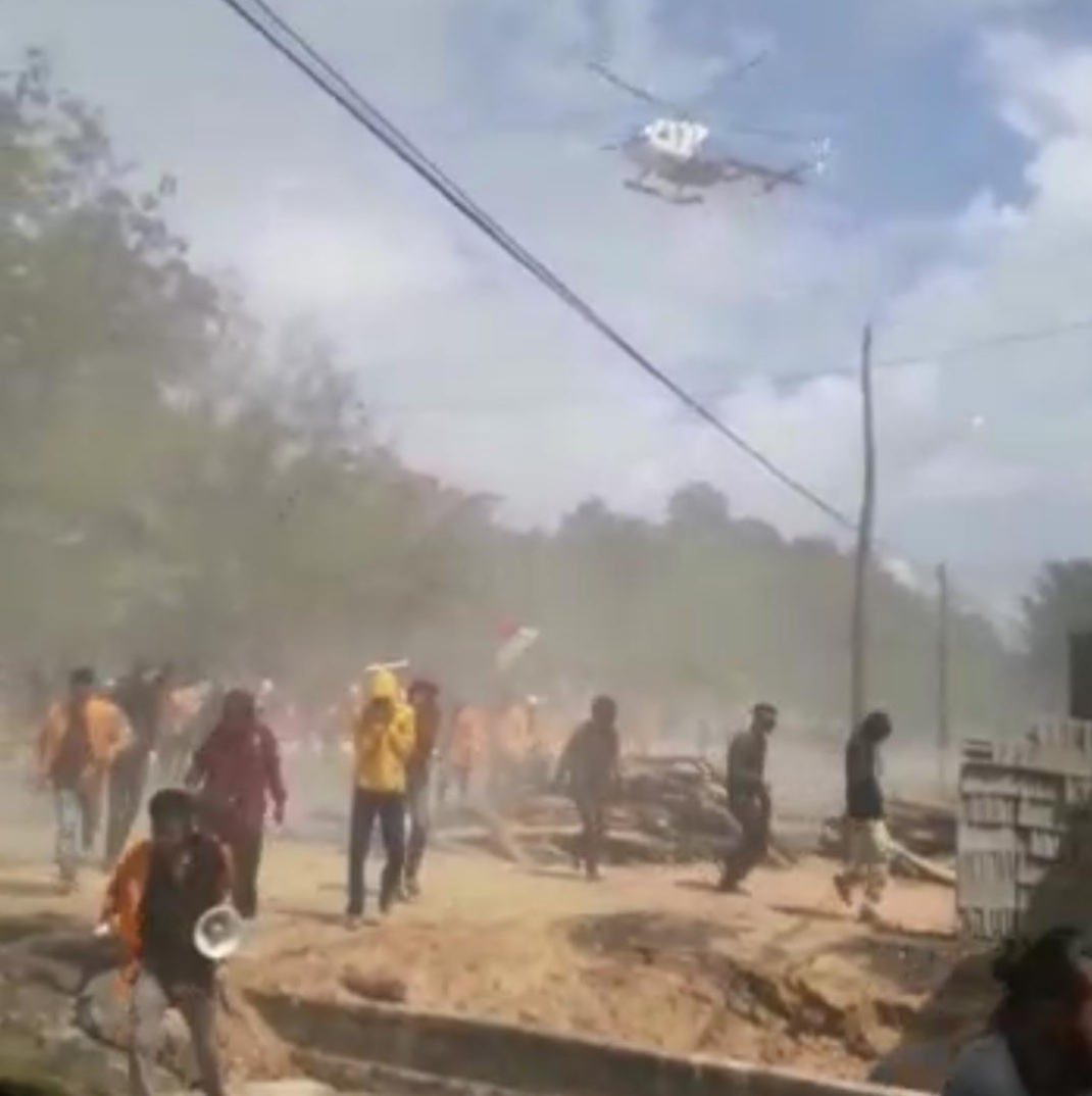 Helikopter yang dikerahkan Polda Sultra membubarkan massa aksi (Foto: La Niati/SULTRAKINI.COM)