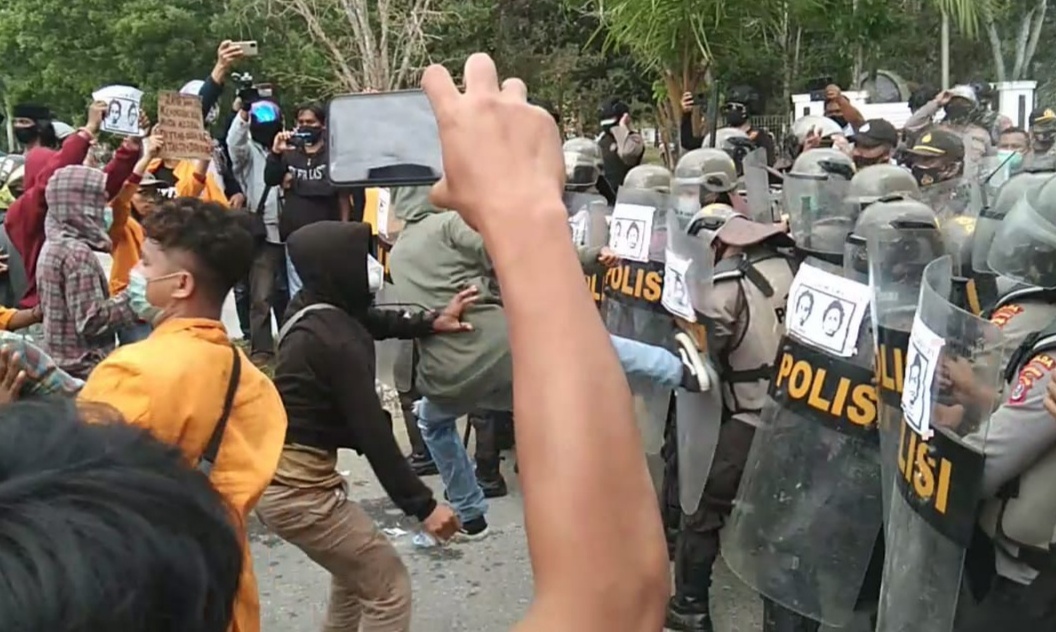 Massa aksi dengan polisi saling dorong (Foto: La Niati/SULTRAKINI.COM)