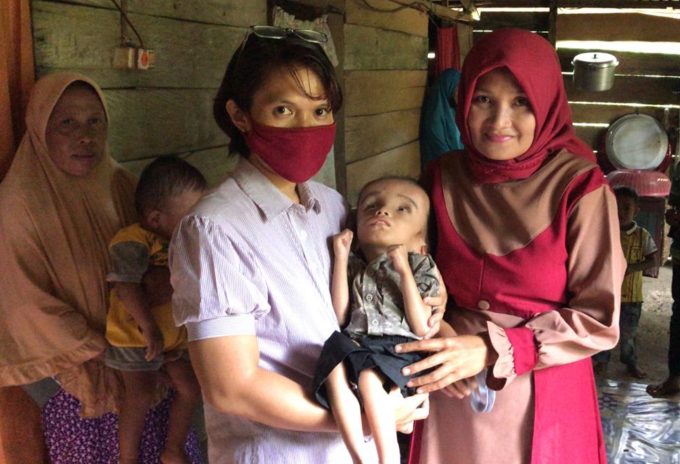 Penanggungjawab Aksi Sosial Berbagi (ASB) Kota Baubau, Mey bersama Fazrin dan keluarga di Siontapina (Foto: Ist)
