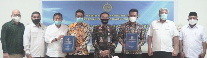 Bupati dan Wakil Bupati Konkep Amrullah-Andi Muhamad Lutfi (ke tiga dan empat dari kiri) saat menerima penghargaan WTP dari BPK RI Perwakilan Sultra (Foto: Ist)