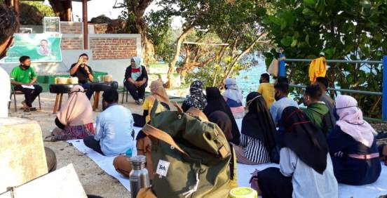 Anggota DPD RI Amirul Tamim saat memberikan materi Workshop pada komunitas pemuda di Baubau (Foto: Aisyah Welina/SULTRAKINI.COM)