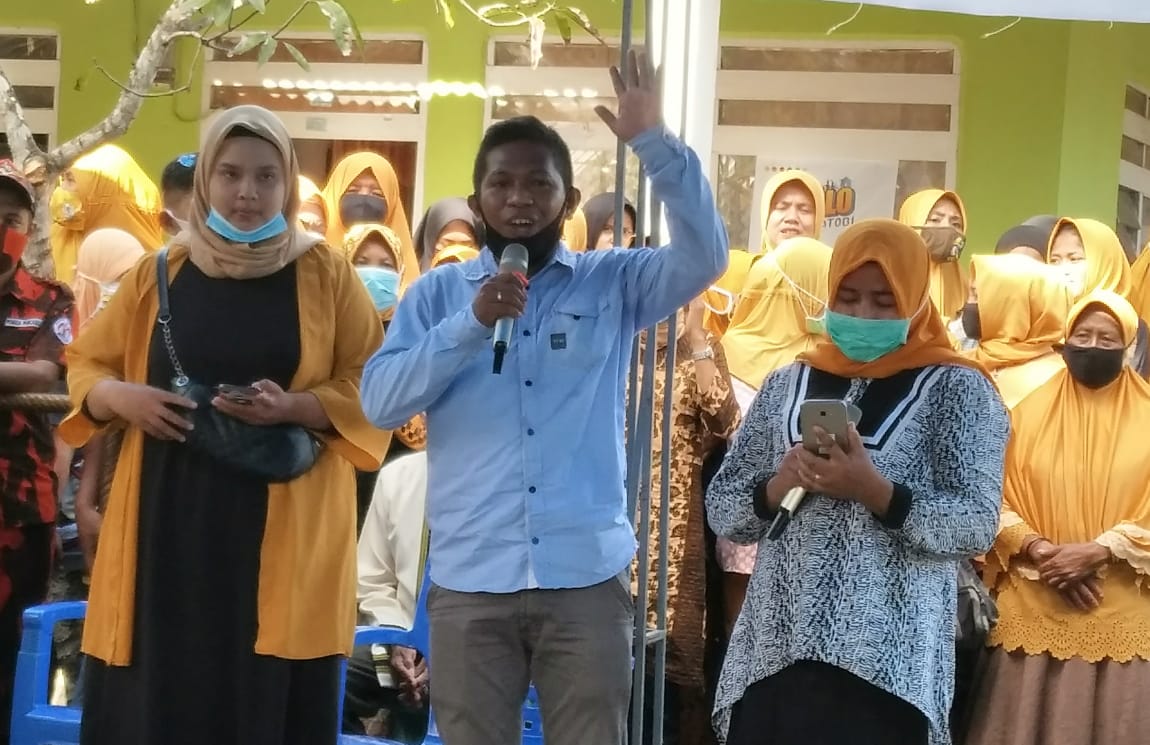 Perwakilan tokoh Wandoka Raya dan Aliansi Anak Moane dan Womine saat menyatakan dukungan ke pasangan Halo Wakatobi (Foto: Amran Mustar Ode/SULTRAKINI.COM)