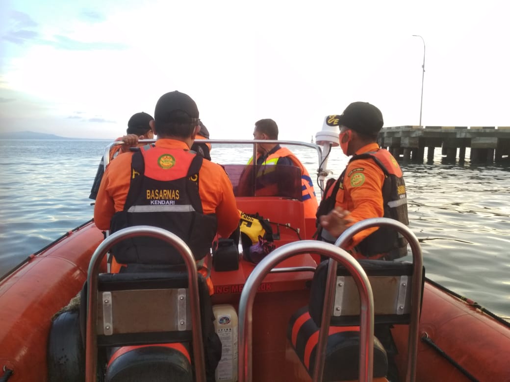 Proses pencarian Longboat yang mengalami patah as di perairan Lambasia, Kabupaten Kolaka, (Foto: Dok Basarnas)