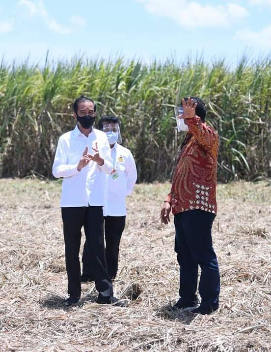Presiden Joko Widodo di dampingi Bupati Bombana Tafdil meresmikan pabrik gula milik PT Prima Alam Gemilang (Foto: Ist)