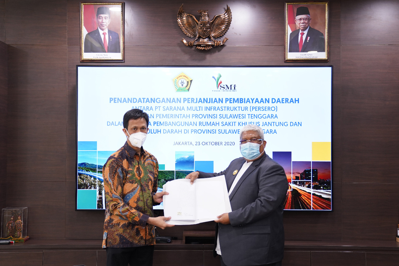 Direktur Utama PT Sarana Multi Infrastruktur (Persero), Edwin Syahruzad dan Gubernur Provinsi Sulawesi Tenggara, Ali Mazi. (Foto: Istimewa)