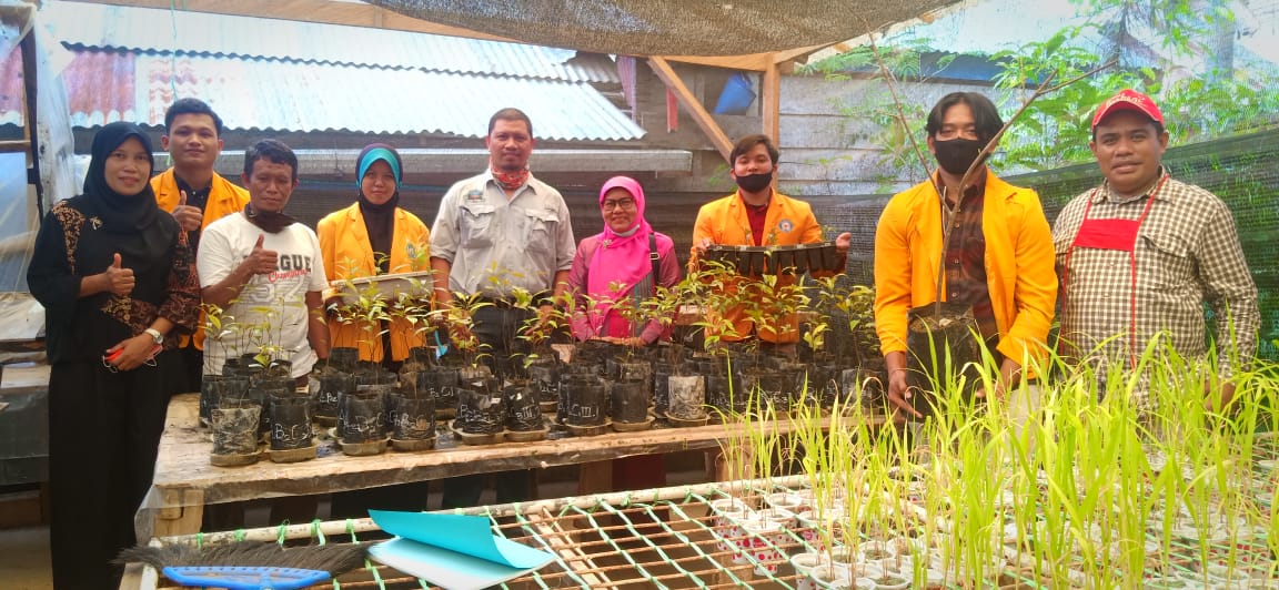 Manager Research and Development SEAMEO Biotrop Regional Indonesia, Aslan (kelima dari kiri) bersama Prof Husna (jilbab pink), tim dosen dan mahasiswa FHIL UHO (Foto: Ist)
