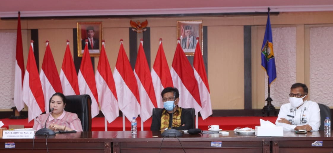 Ketua Dekranasda Sultra, Agista Ariany Ali Mazi (ujung kiri) saat menyaksikan Penandatanganan Nota Kesepahaman antara Bank Indonesia dengan Dekranas Pusat yang digelar secara virtual, Rabu (7/10/2020) (Foto: Dok. Kominfo Sultra)