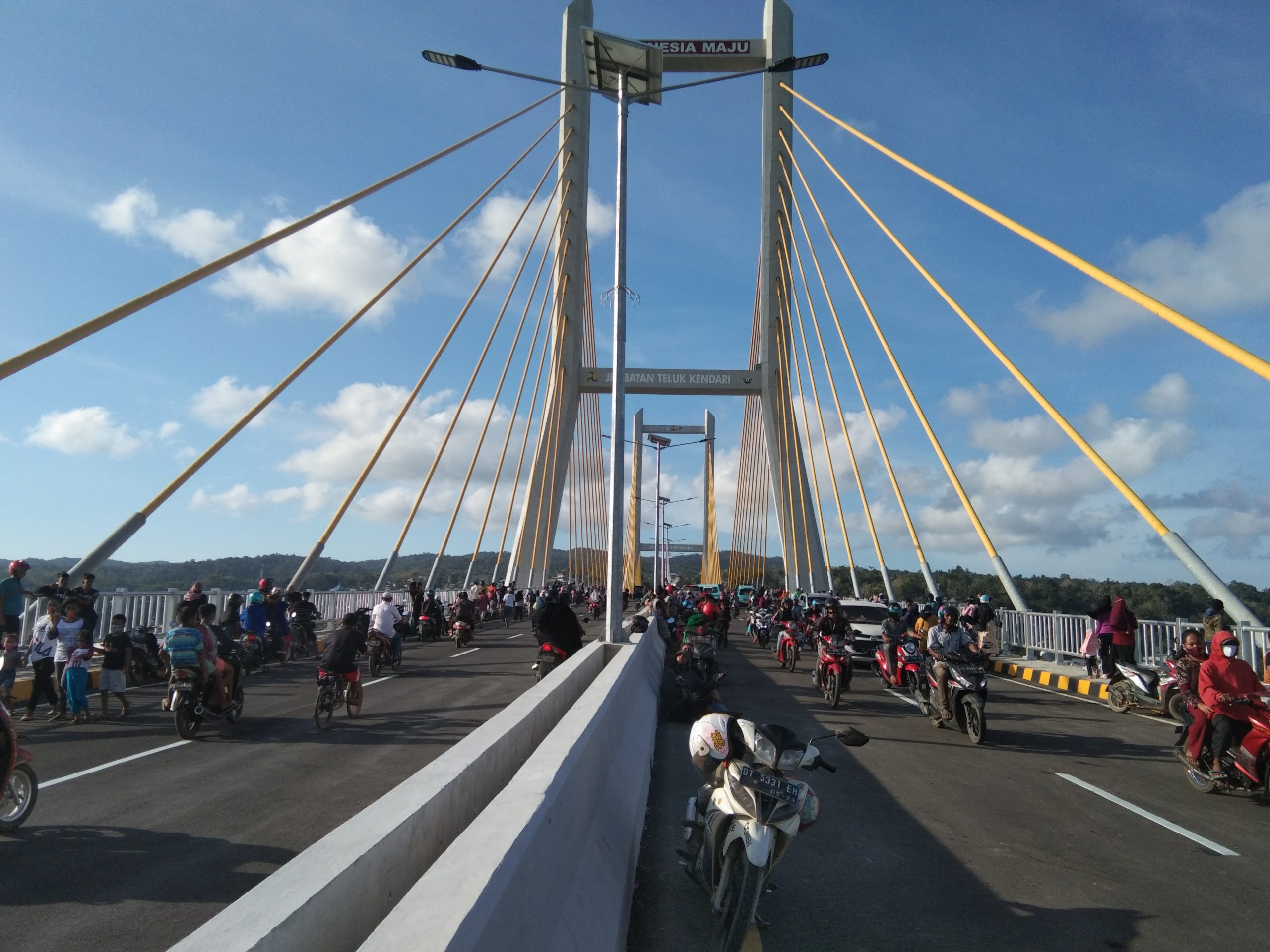 Ratusan warga mulai memadati Jembatan Teluk Kendari yang baru diresmikan (Foto: La Niati/SULTRAKINI.COM)