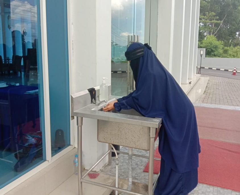 Tamu Azizah Syariah Hotel & Convention Kendari wajib cuci tangan sebelum masuk (Foto: Wa Rifin/SULTRAKINI.COM)