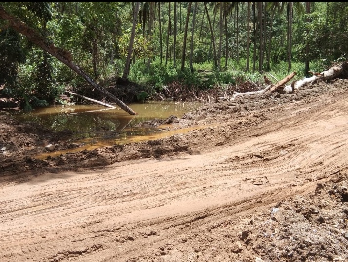 Penimbunan aliran air kali di Desa Puununu oleh PT TBS. (Foto: Dokumentasi warga)