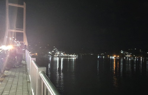Suasana Jembatan Teluk Kendari pada malam hari. Sebagai objek "kerumunan" baru bagi warga Kota Kendari dan sekitarnya.