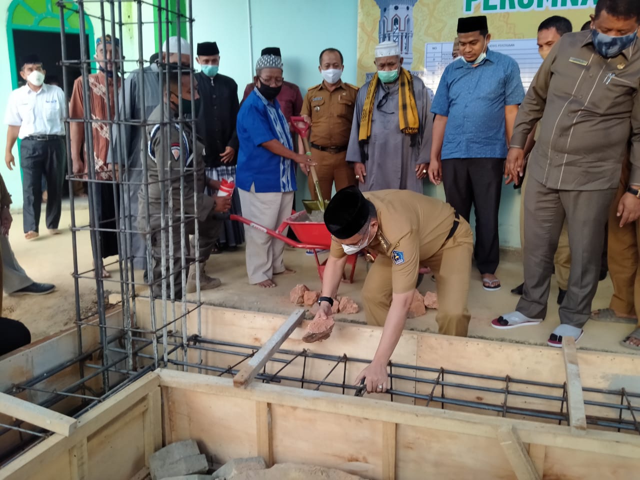 Wali Kota Kendari, Sulkarnain Kadir, saat meletakan batu pertama pembangunan menara Masjid Nurul Mulia ( Foto: Riswan/SULTRAKINI.COM)