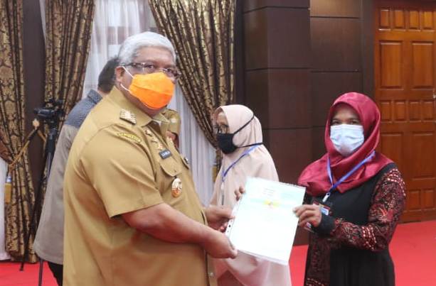 Gubernur Sultra Ali Masi menyerahkan sertifikat secara simbolis (Foto: Dok Kominfo Sultra)