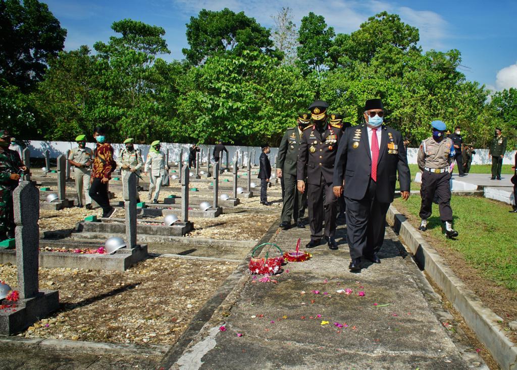 Gubernur Sultra Ali Mazi saat berkunjung di Taman Makam Pahlawan Watubangga, Kendari (Foto: Ist)