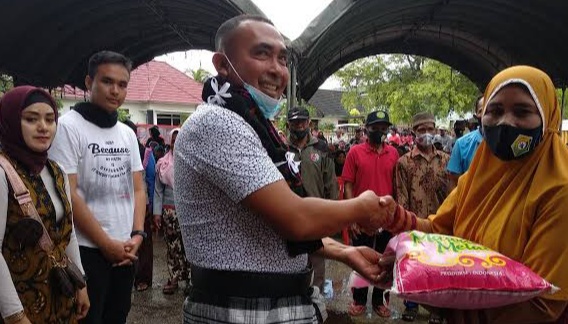 Umar Samiun bagi-bagi beras di Wakatobi diduga untuk kepentingan calon di Pilkada (Foto: Ist)