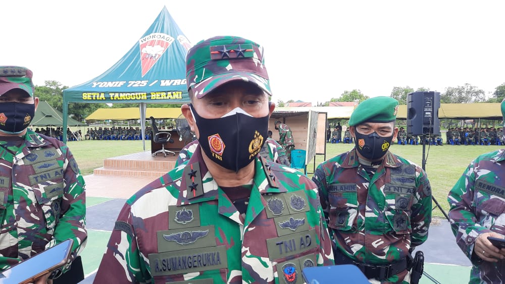 Pangdam XIV/Hasanuddin, Mayjen TNI Andi Sumangerukka usai memberikan arahan kepada prajurit TNI di Batalyon Infanteri 725/WRG (Foto: Hasrul Tamrin/SULTRAKINI.COM)