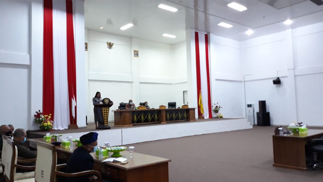 Juru bicara Fraksi Bintang Perjuangan Pembangunan, Nur Aksa, saat menyampaikan pandangan fraksi (Foto: Aisyah Welina/SULTRAKINI.COM)