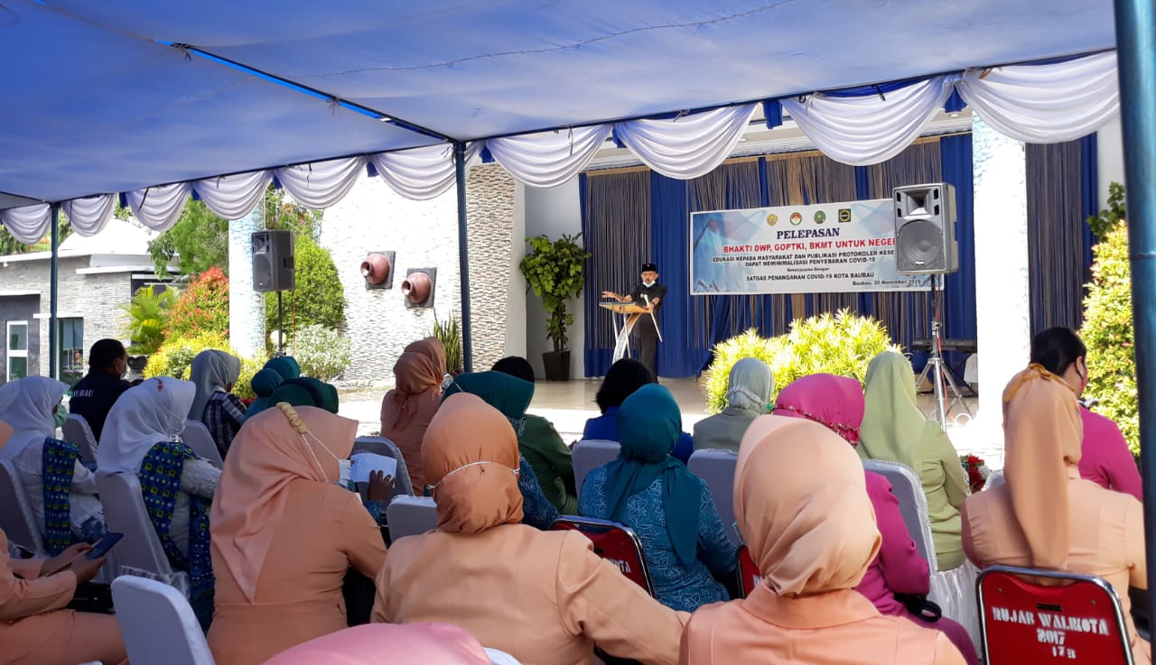 Wali Kota Baubau, AS Tamrin, melepas tiga organisasi wanita untuk mensosialisasikan prokes (Foto: Aisyah Welina/SULTRAKINI.COM)