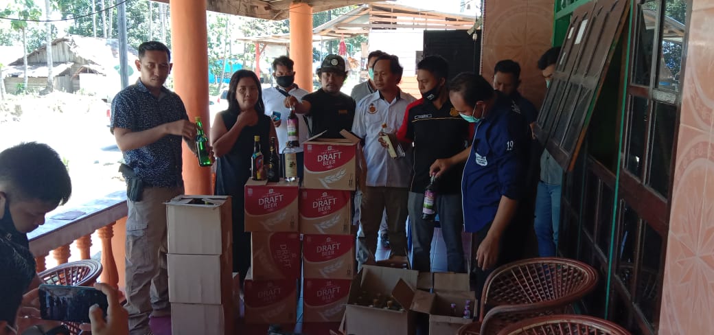 Anggota Satreskrim Polres Konut saat mengamankan ratusan botol Miras dan membubarkan pesta miras, (Foto: Aripin Lapotende/SULTRAKINI.COM)