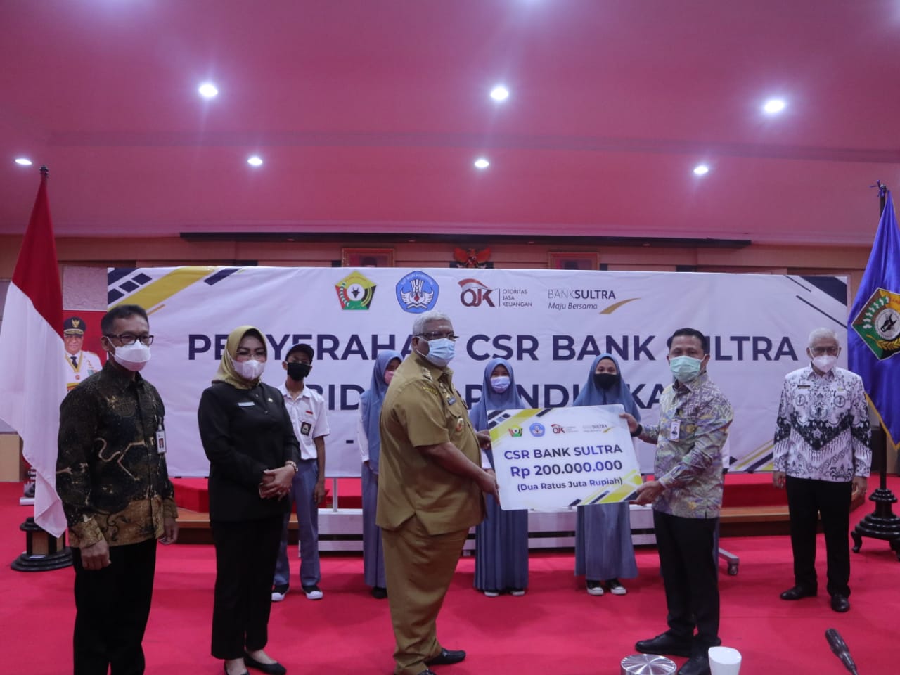 Direktur Umum sekaligus Plt. Direktur Utama Bank Sultra, Abdul Latif, secara simbolisi menyerahkan CSR Bank Sultra kepada Gubernur Sulawesi Tenggara, H. Ali Mazi (Foto: Dok. Bank Sultra)