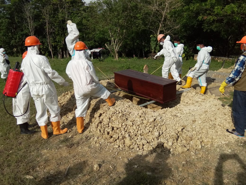 Pemakaman jenazah Covid-19 Kota Baubau (Foto: Dok. BPBD)