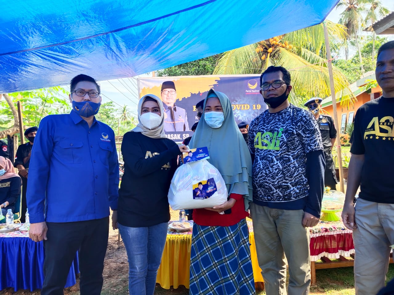 Kader Partai Nasdem, Abdul Rasak bersama sahabat membagikan bantuan paket sembako pada warga terdampak Covid-19 (Foto: Hasrul Tamrin/SULTRAKINI.COM)