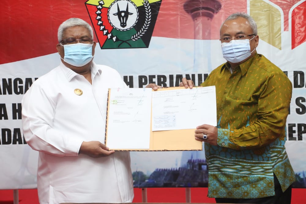 Gubernur Sultra, Ali Mazi (kanan) menyerahkan dokumen hibah kepada Sekertaris Bawaslu RI, (Foto: Ewit/Dinas Kominfo Sultra)