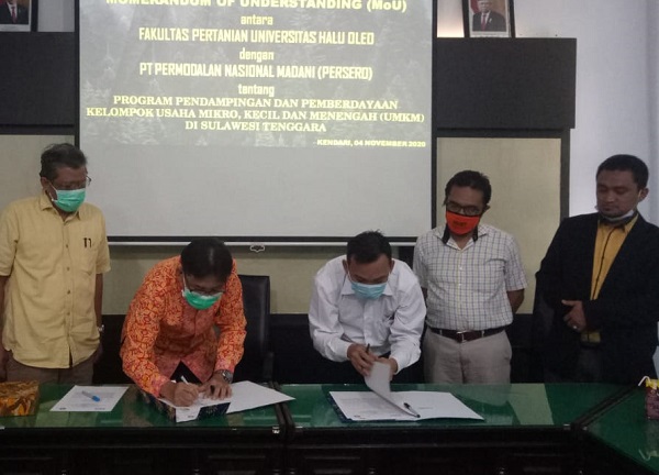 Penandatanganan MoU oleh Dekan Faperta UHO Prof. Dr. Ir. R. Marsuki Iswandi, M.Si dengan Pimpinan PT. PNM Cabang Kendari Salim, SH.