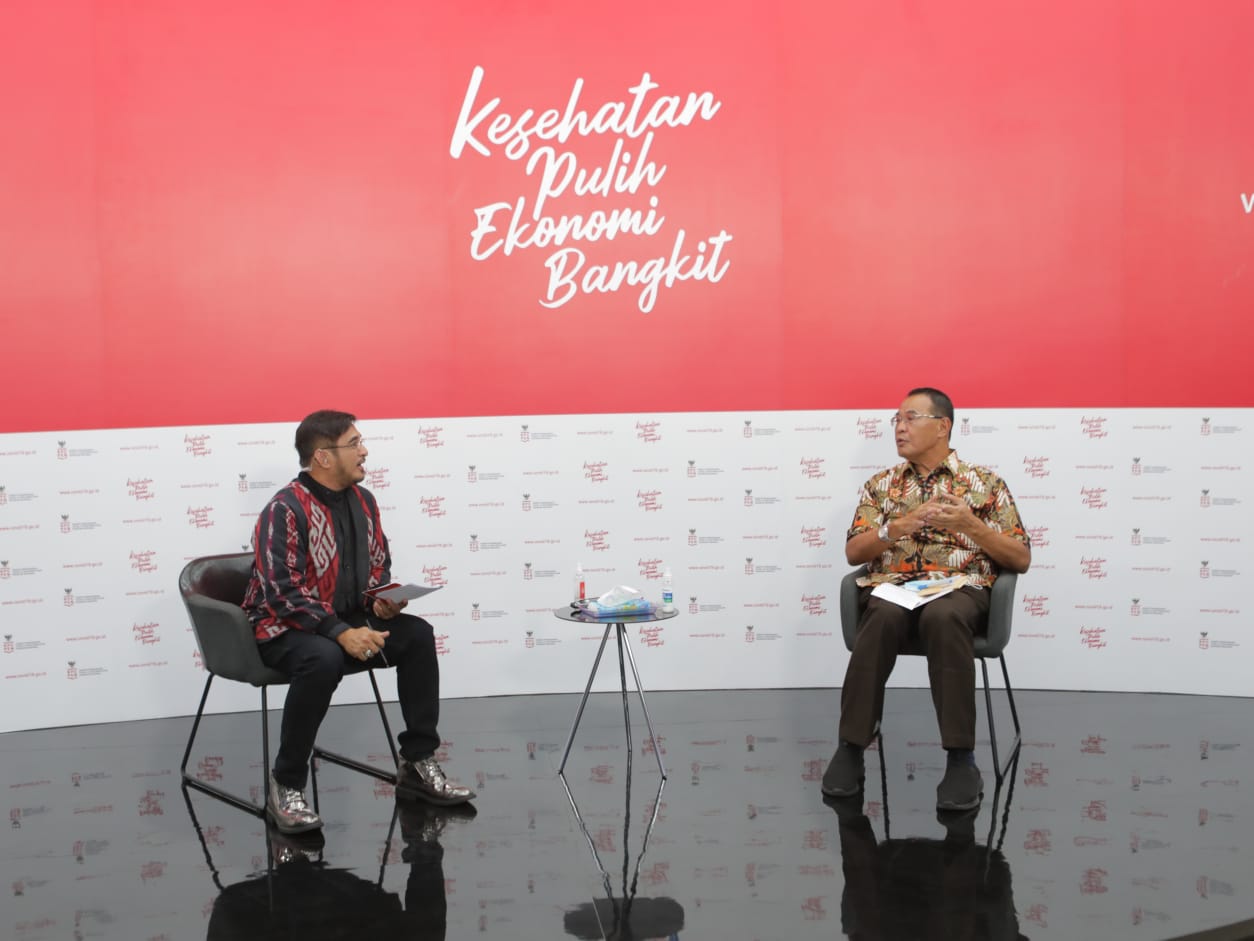 Staf Ahli Kemenkes Bidang Ekonomi, dr. H. Mohamad Subuh (kiri) bersama moderator Jeremy Teti memberikan keterangan dalam dialog mengenai vaksinasi: pencegahan vs pengobatan di Jakarta, Selasa, 1 Desember 2020 (Foto: Ist)