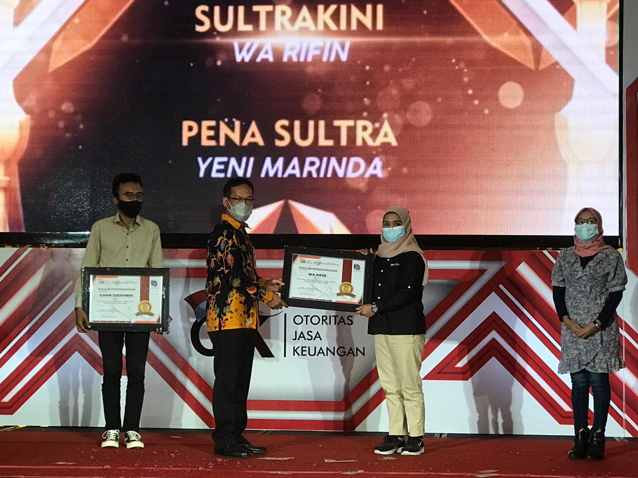 Kepala OJK Sultra, Mohammd Fredly Nasution menyerahkan Penghargaan Dilan Award kepada Jurnalis SultraKini.com, Wa Rifin (Foto: Istimewa)