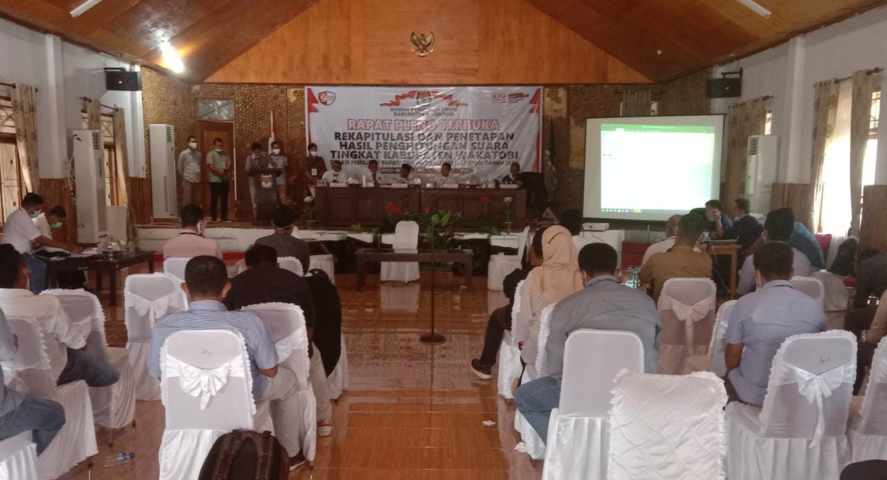 Rapat pleno KPU Wakatobi penetapan hasil Pilkada 2020 (Foto: Amran Mustar Ode/SULTRAKINI.COM)