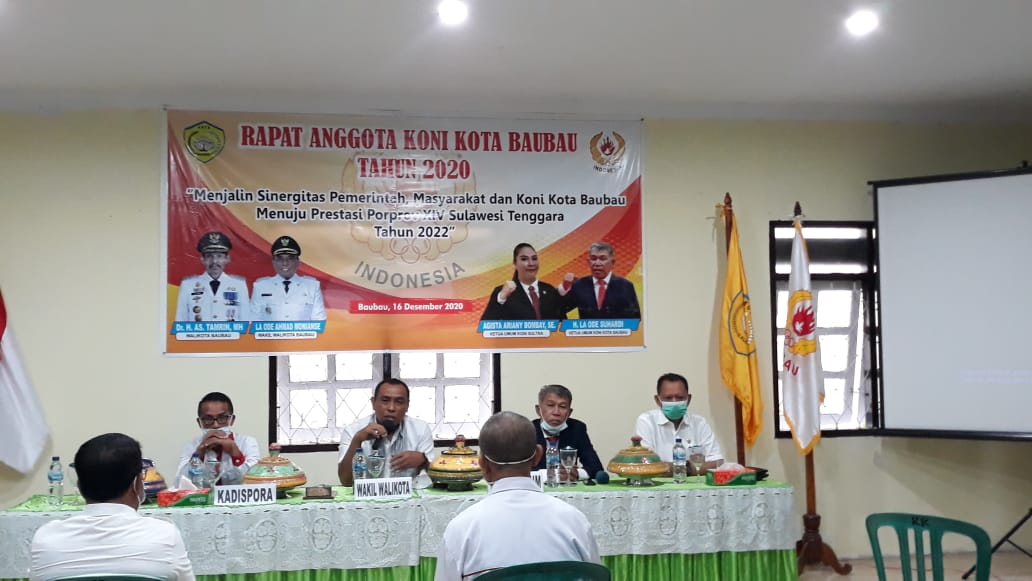 Wakil Wali Kota Baubau, La Ode Ahmad Monianse saat membuka rapat anggota KONI (Foto: Aisyah Welina/SULTRAKINI.COM)