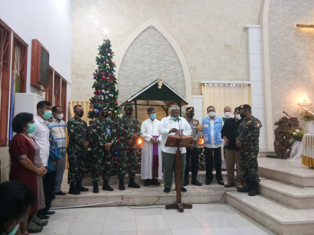 Kunjungan Gubernur Sultra, Ali Mazi, pada malam Misa Natal di salah satu Gereja di Kendari (Foto: Ist)