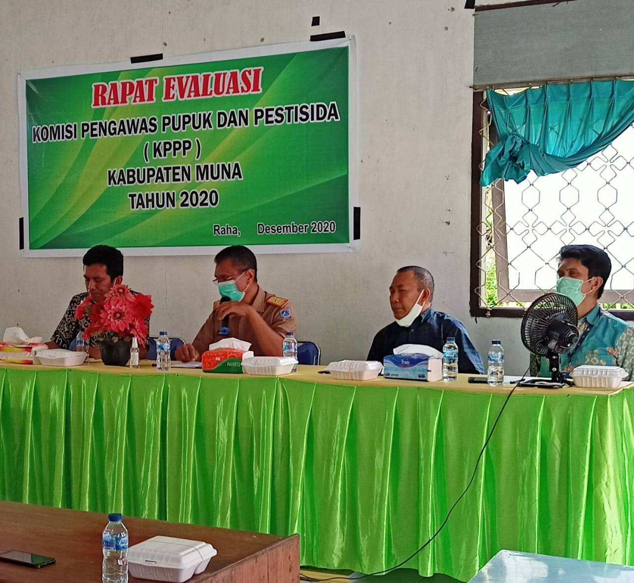 Kepala Dinas TPHP Muna, La Ode Anwar Agigi (tengah) dan Kepala bidang sarana, prasarana dan penyuluhan Ogo Atfal (ujung kanan), (Foto: LM Nur Alim/SULTRAKINI.COM) ﻿