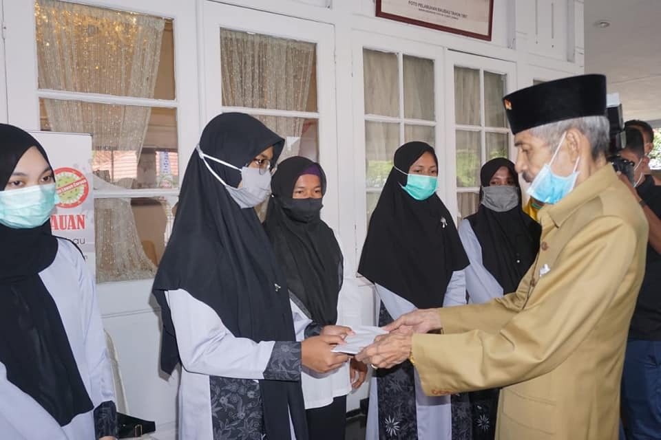 Wali Kota Baubau AS Tamrin saat menyerahkan bonus kepada peserta MQT tingkat Provinsi (Foto: Dok. Diskominfo Kota Baubau)
