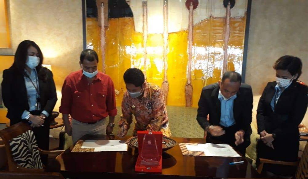 Bupati Buton, La Bakry dan Ida bagus Gede Werdhi Putra, Head of Fundraising Yayasan Putera Sampoerna saat menandatangani MoU (Foto: Ist)