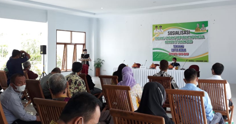 Wali Kota Baubau, AS Tamrin saat memberikan sambutan pada sosialisasi Undang-undang Republik Indonesia Nomor 11 Tahun 2020 tentang cipta kerja (Foto: Aisyah Welina/SULTRAKINI.COM)