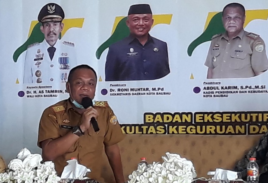 Kepala Dinas Pendidikan dan Kebudayaan Kota Baubau, Abdul Karim (Foto: Aisyah Welina/ SULTRAKINI.COM)