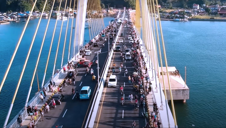 Suasana di Jembatan Teluk Kendari. (Foto: Tangkapan Layar Youtube Halo Kendari)
