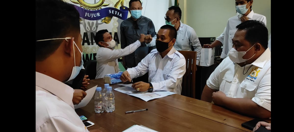 Anton Timbang saat mengembalikan berkas pendaftaran secara resmi dan terdaftar jadi calon Ketua Kadin Sultra, (Foto: Hasrul Tamrin/SULTRAKINI.COM)