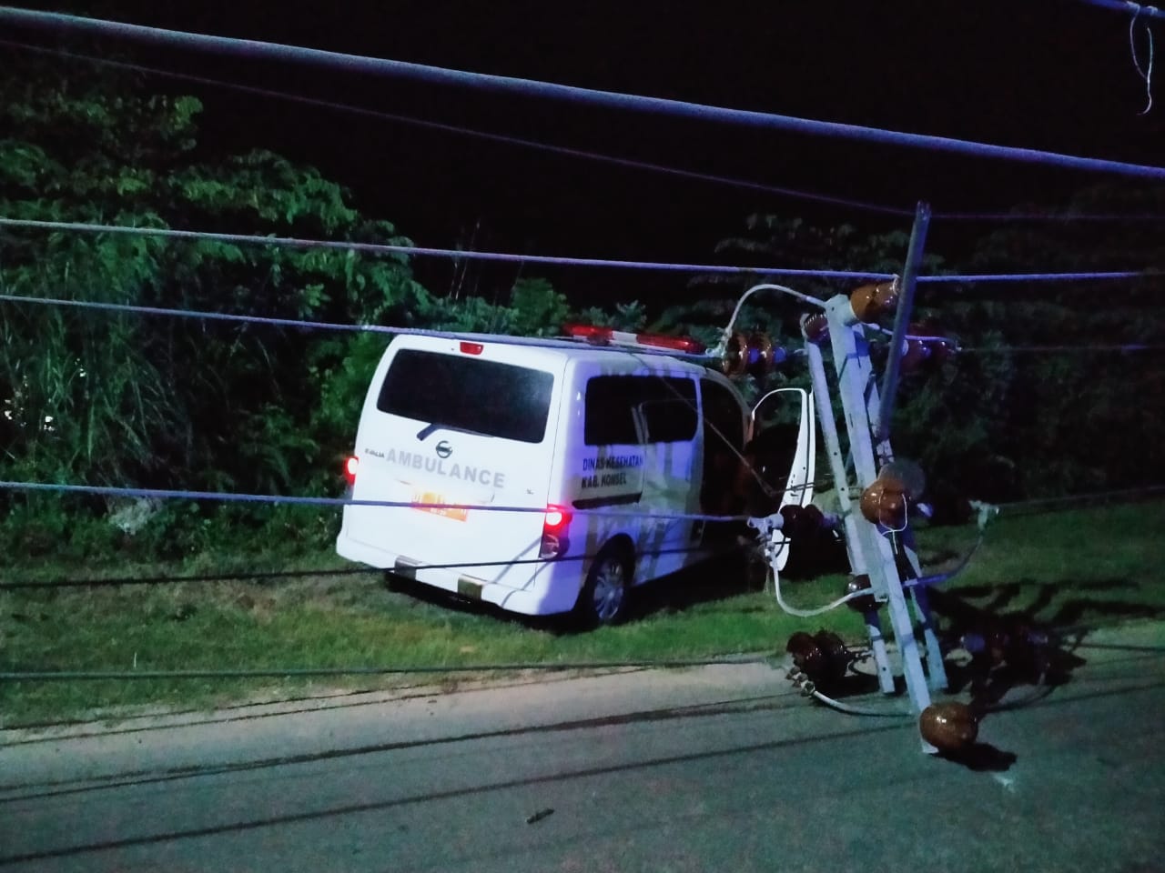 Lakalantas Ambulans saat menabrak tiang listrik di Jalan Madusila Kelurahan Andonohu (Foto: Riswan/SULTRAKINI.COM)