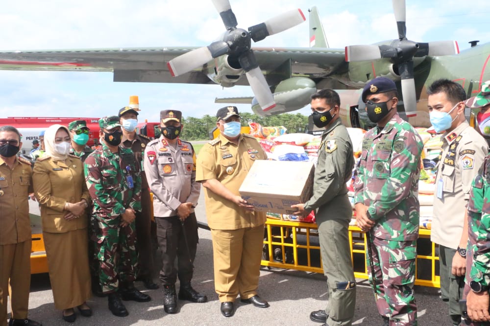 Gubernur Sultra, Ali Mazi menyerahkan secara simbolik paket bantuan kepada pilot pesawat Hercules (Foto: Ist)