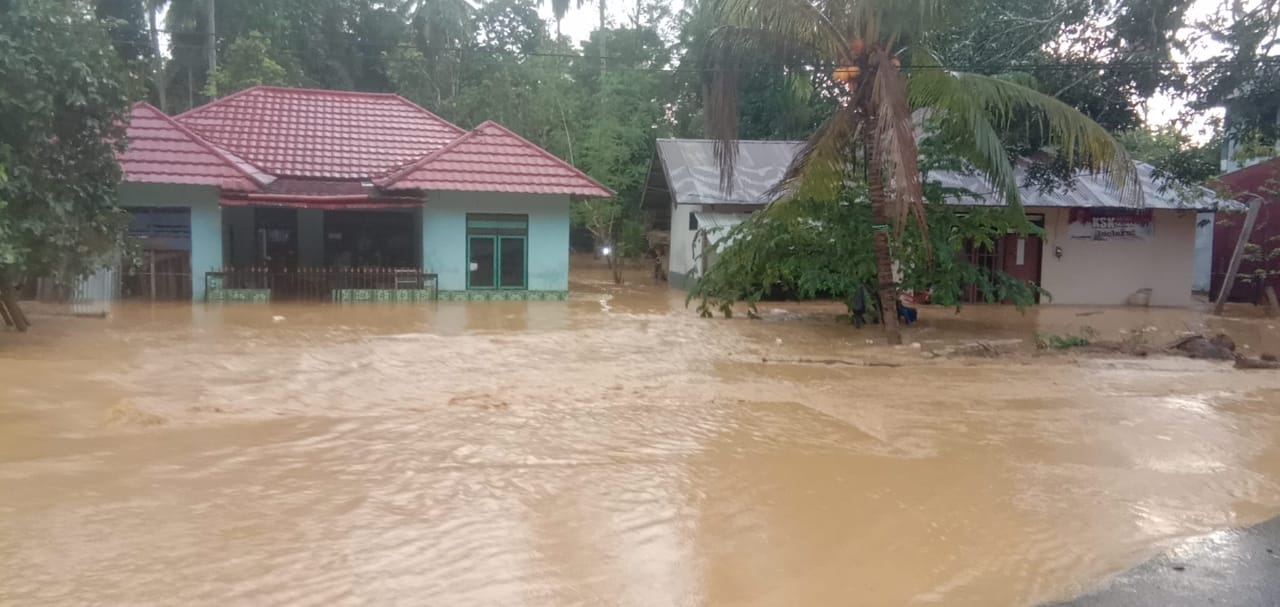 Kondisi rumah warga RT 08 Kelurahan Lalodati terendam banjir, (Foto: La Niati/SULTRAKINI.COM)