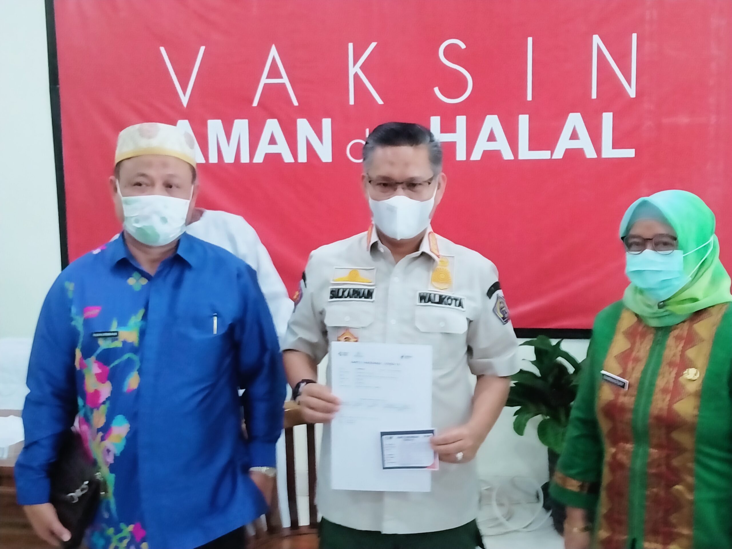 Wali Kota Kendari Sulkarnain Kadir (tengah) menunjukkan sertifikat telah melakukan vaksin, Kamis (14/1/2021) (Foto: Riswan/SULTRAKINI.COM)