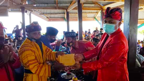 Bupati Busel menyerahkan bantuan pelestarian adat di Batuatas (Foto: Dokumentasi Diskominfo Busel)