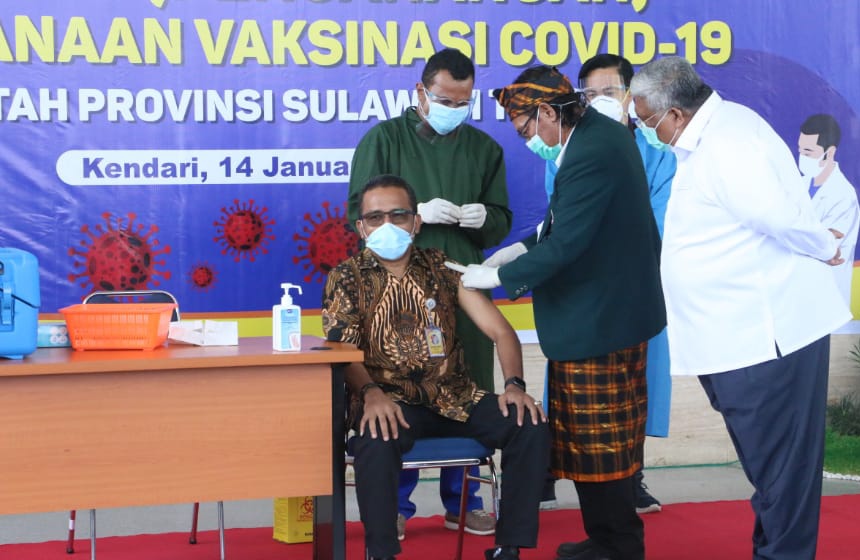 Rektor UHO, Prof Dr Muhammad Zamrun Firihu saat disuntik vaksin (Foto: Ist)