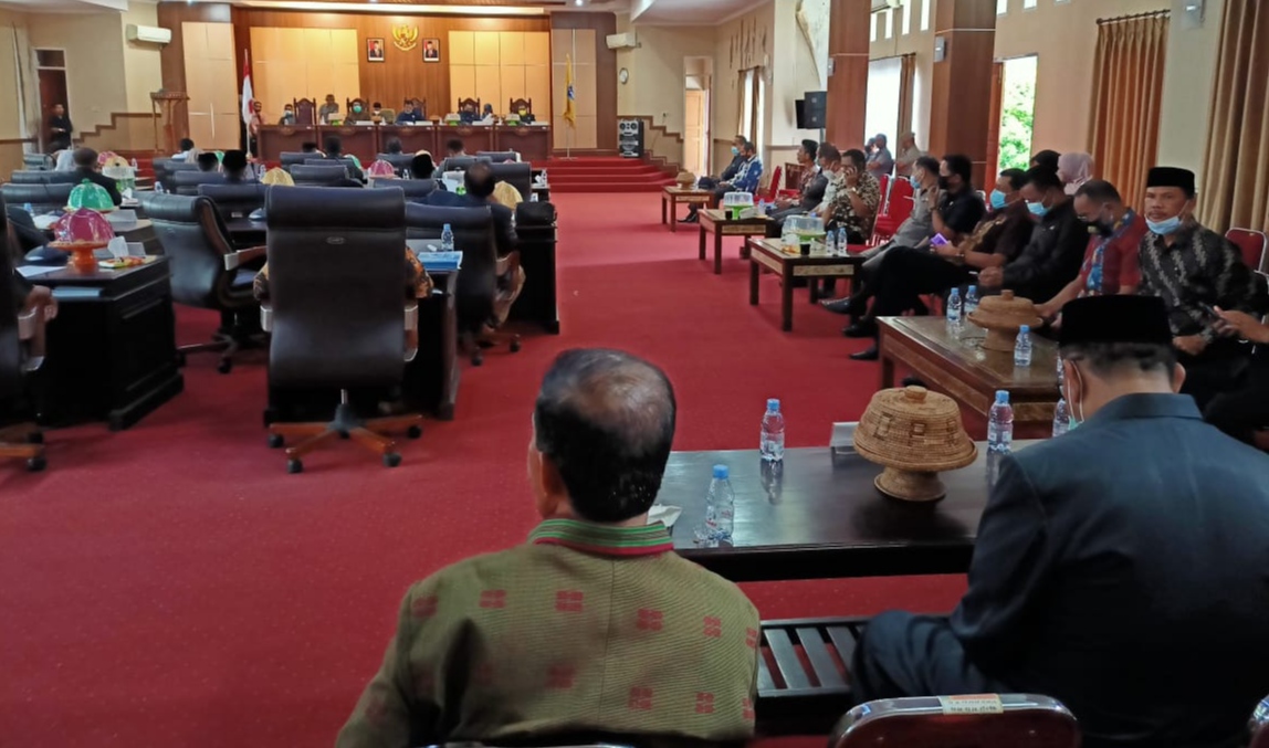Rapat Paripurna DPRD Muna dalam pengesahan APBD Tahun 2021 (Foto : LM Nur Alim/SULTRAKINI.COM)
